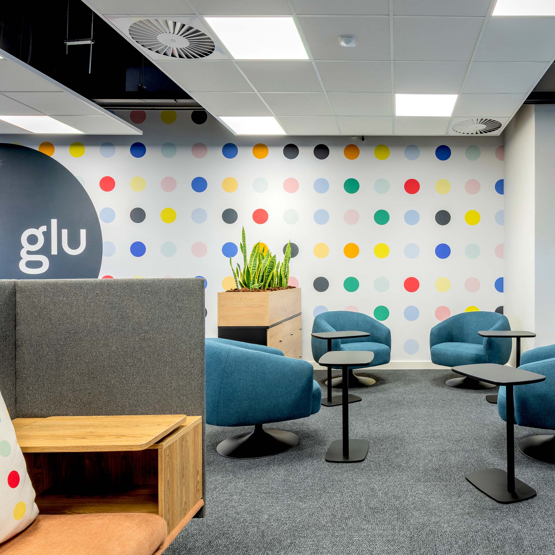 PPS commercial office interiors with flexible modern furniture design