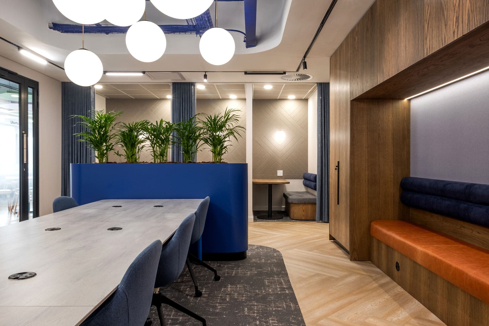 Informal workstations and benches