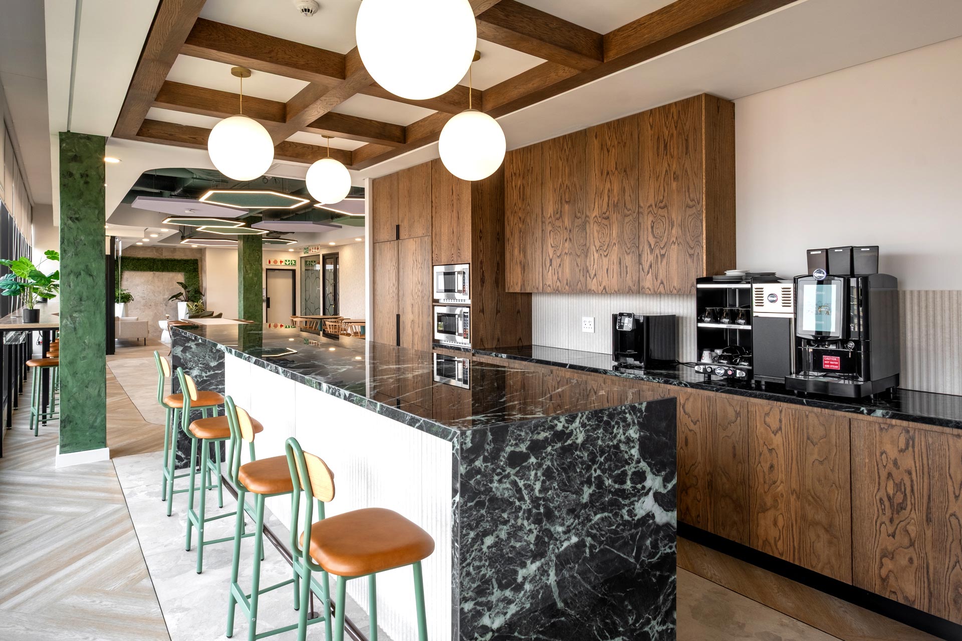 Coffee bay with marble finish and elegant high chairs